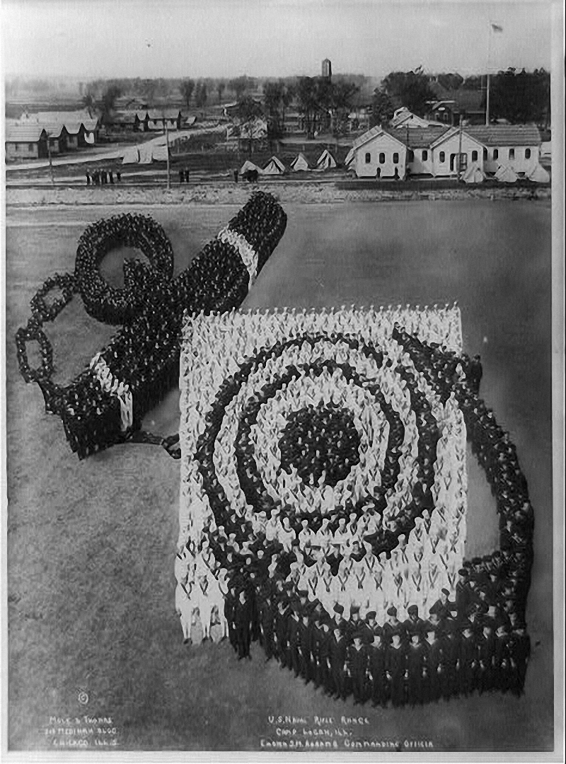 Illustration for article titled The Bizarre Phenomenon of Mass Photography